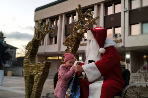 Дядо Коледа е при децата на Община Първомай